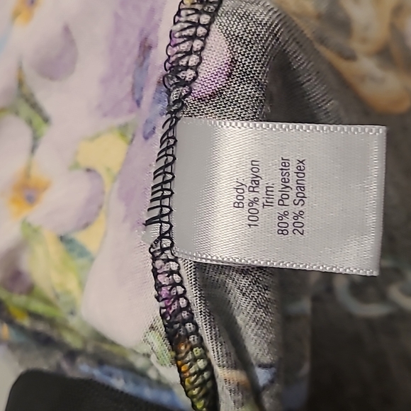 Jenifer Lopez sleeveless floral blouse size is large - Picture 3 of 4